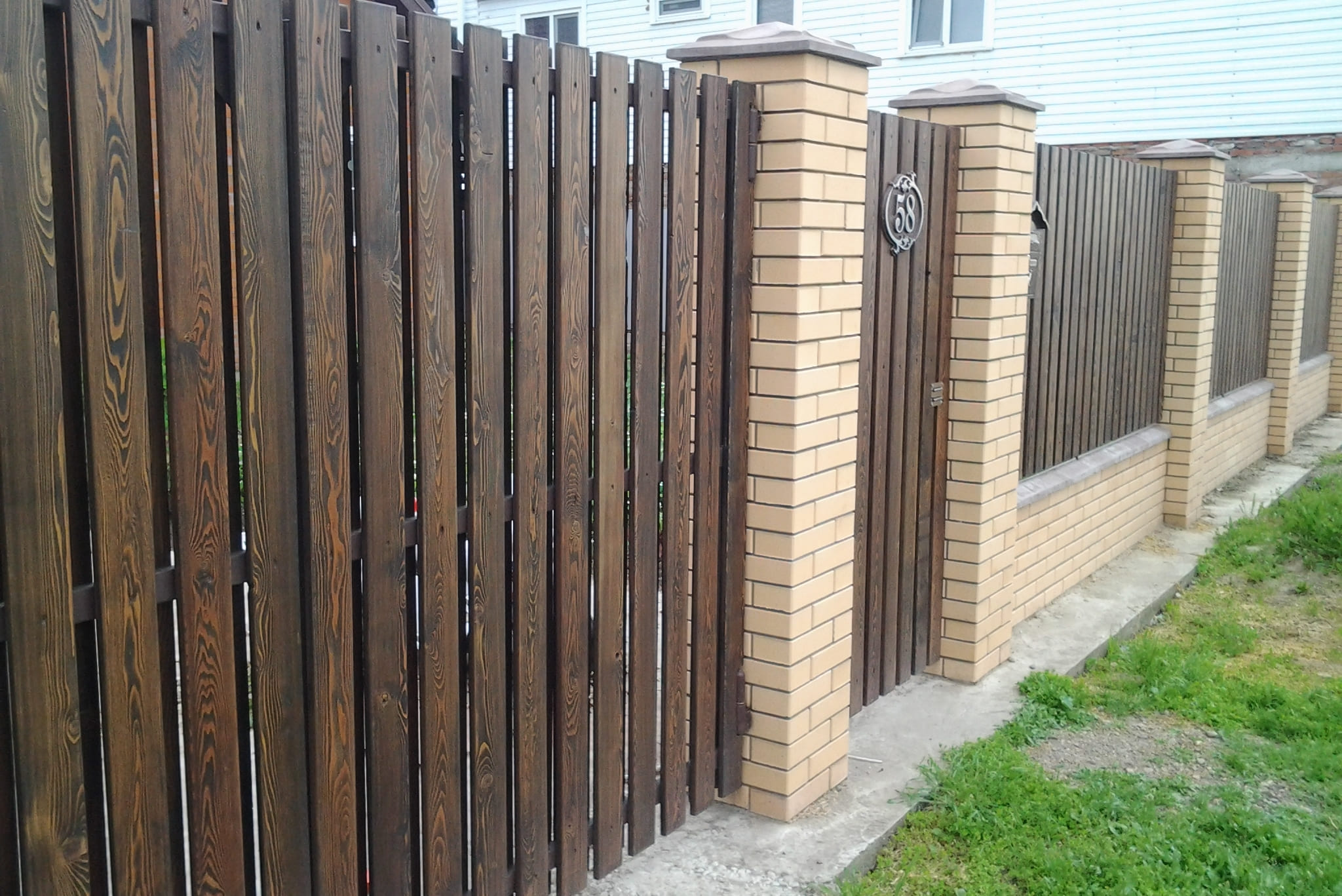 Деревянный забор из планкена фото